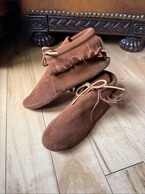 Fringed Suede Moccasin Ankle Boots - Chestnut